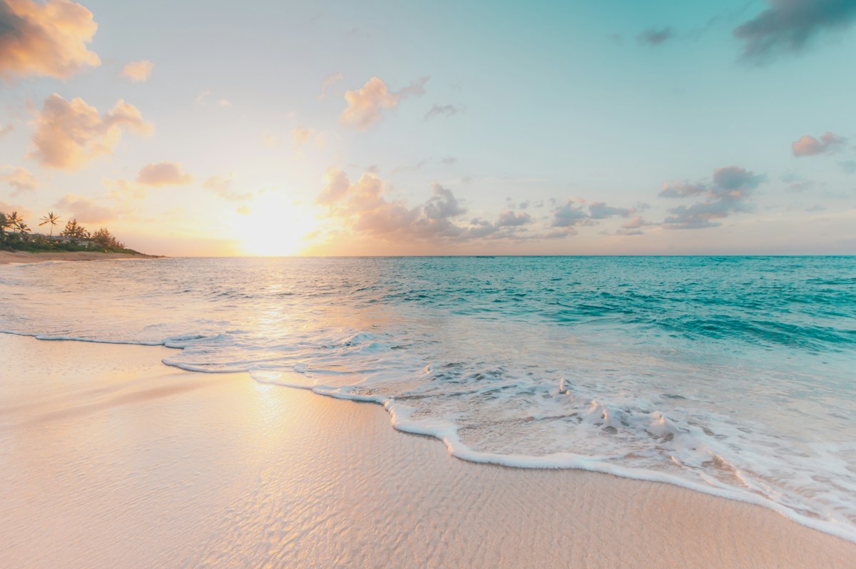 Praia brasileira de águas claras