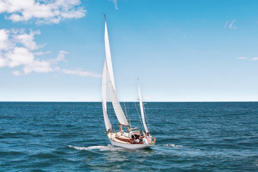Navio de cruzeiro navegando