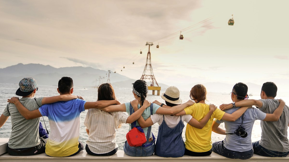 Amigos viajando juntos ao ar livre